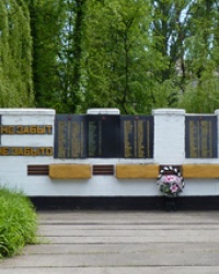 Памятник советским воинам в с. Приют (Магдалиновский р-н)