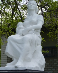Cкульптура матери с ребенком в с. Кобелячек
