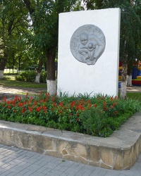 Стела "Мать с ребенком" (Детский парк) в г. Павлоград