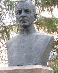 Бюст Макаренко А.С. в г. Долинская