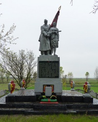 Памятник воинам-односельчанам в с. Мартыновка (Кобелякский р-н)