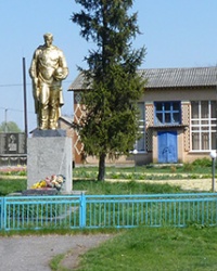 Мемориал воинам-землякам в с. Повстин (Пирятинский р-н)
