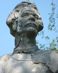 Памятник Максиму Горькому в с. Крячковка