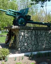 Памятник пушка в честь воинов-односельчан в с. Соснова (Переяслов-Хмельницкий р-н)