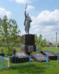Памятник воинам-односельчанам в с. Марьяновка (Гребенковский р-н)
