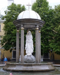 Статуя Пресвятої Діви Марії з фонтаном в м. Івано-Франківськ