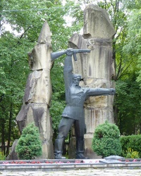 Памятник партизанам-ковпаковцам в г. Яремче