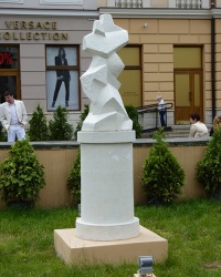 Скульптура "Символ Единства" на площади Соборной в г. Львов