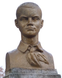 Памятник Алеше Василенко (юный пионер) в Решетиловке