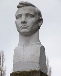Памятник исследователю Антарктиды И.Ф. Хмаре в с. Вишняки