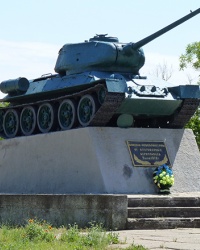 Памятник танк Т-34-85 на постаменте в г. Берислав