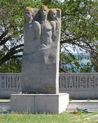 Памятник расстрелянным в 1941-1942 гг. в Бериславе