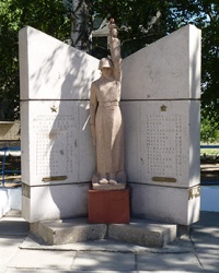 Памятник воинам-выпускникам школы (1941-1945гг) в г. Берислав