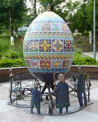 Памятник писанка в пгт. Сходница