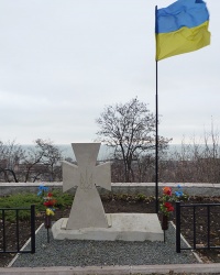 Памятник Героям Украины в мариупольском городском саду
