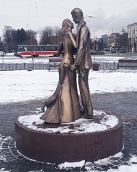 Памятник влюбленным в г. Каменское