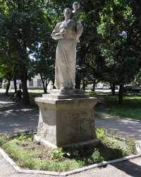 Скульптура матери с ребенком в г. Переяслав-Хмельницкий