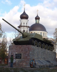 Воинский мемориал (танк Су-100, пушки) в с. Софиевская Борщаговка