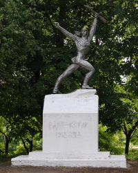 Памятник Вале Котику в г. Хмельник