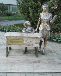 Памятник первой учительнице