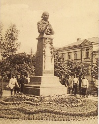 Памятник писателю Н. В. Гоголю в Театральном сквере