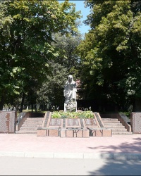 Мемориал в честь советских воинов и братская могила в п. Кулиничи