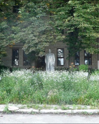 Памятник В.И. Ленину возле автоплощадки ТЦ «Барабашово» в г. Харьков.