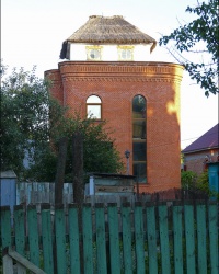 Дом с украинской хаткой  на крыше в г. Полтаве