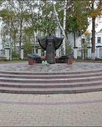 Памятник Раисе Кириченко в г. Полтава
