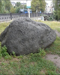 Камень с рисунками на берегу реки Салгир в г. Симферополь