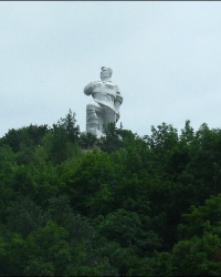 Памятник Артему в г. Святогорск