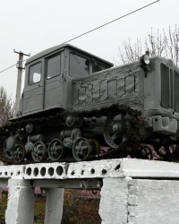 Трактор Т-74 на пьедестале во дворе профессионального лицея в г. Перещепино