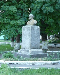 Бюст В.И. Ленина возле школы в с. Великие Сорочинцы