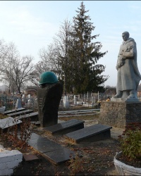 Мемориал на территории кладбища в пгт. Золочеве