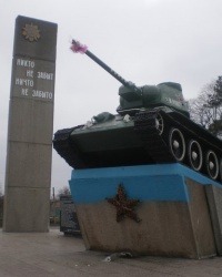 Памятник Танк Т-34 на постаменте в г.Александрия