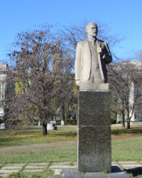 Памятник Ленину возле одноименного ДК в Красном Луче