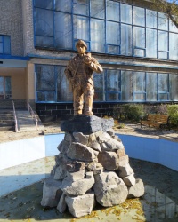 Памятник шахтеру у Горного колледжа в Красном Луче