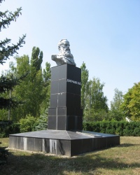 Памятник В.В.Докучаеву в Докучаевске