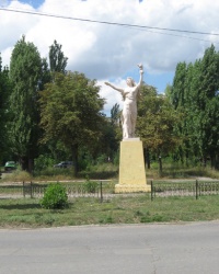 Статуя женщины с цветами в Стаханове