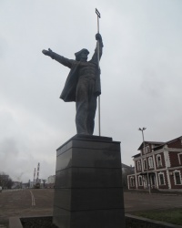 Памятник сталевару на площади К.Маркса в Алчевске