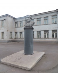 Памятник Карлу Марксу в Алчевске