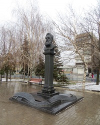 Памятник А.К. Алчевскому возле горсовета в Алчевске