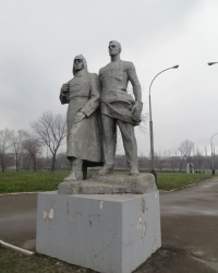 Памятник комсомольцам в скевере ВЛКСМ в Алчевске