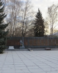 Воинский мемориал у станции Фенольная в поселке Новгородское