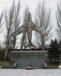 Памятник-самолет в поселке Новгородское