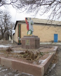 Братская могила у клуба шахты "Южная" в поселке Ленинское