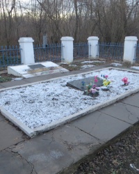Братская могила жертв фашизма и памятная доска воинам, погибшим в годы ВОВ, на старом кладбище в Алчевске