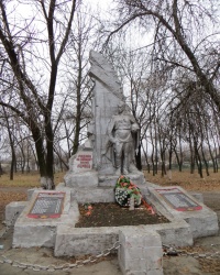 Воинский мемориал в селе Дачное Марьинского района