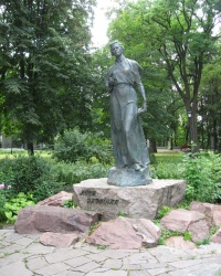Памятник Лесе Украинке в парке "Городской сад" в Киеве