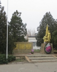 Братская могила и памятник воинам-землякам в центре Миусинска